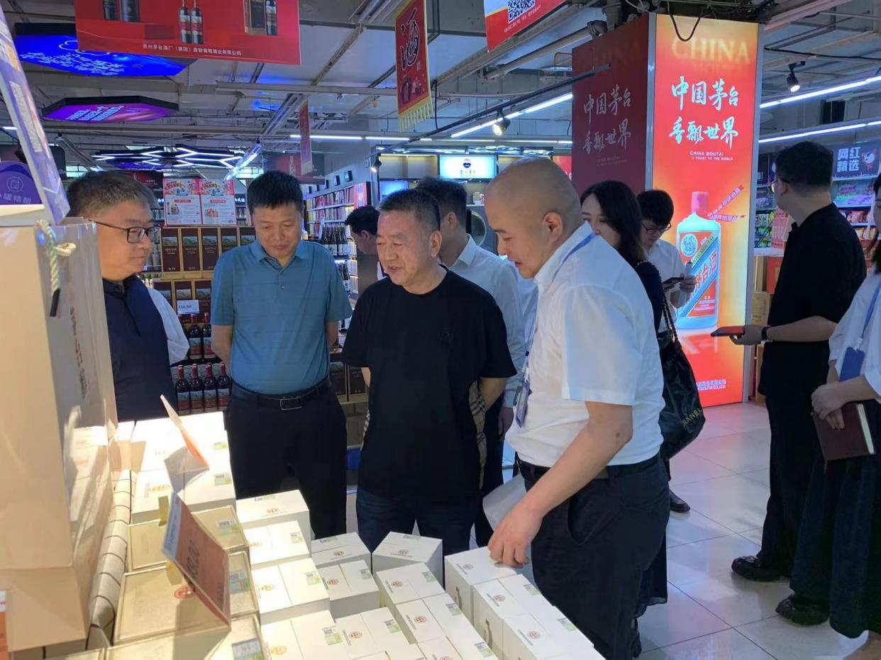 貴州茅臺酒廠（集團）有限責任公司黨委委員、副總經(jīng)理萬波一行調(diào)研西安市人人樂超市有限公司茅臺酒市場